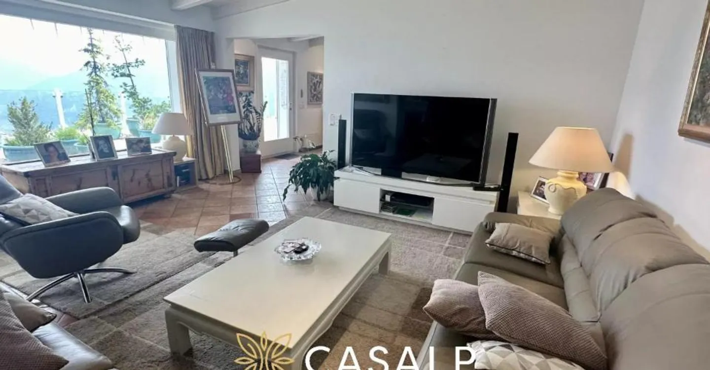 Ampio attico di lusso con piscina interna - Foto 4 di 11