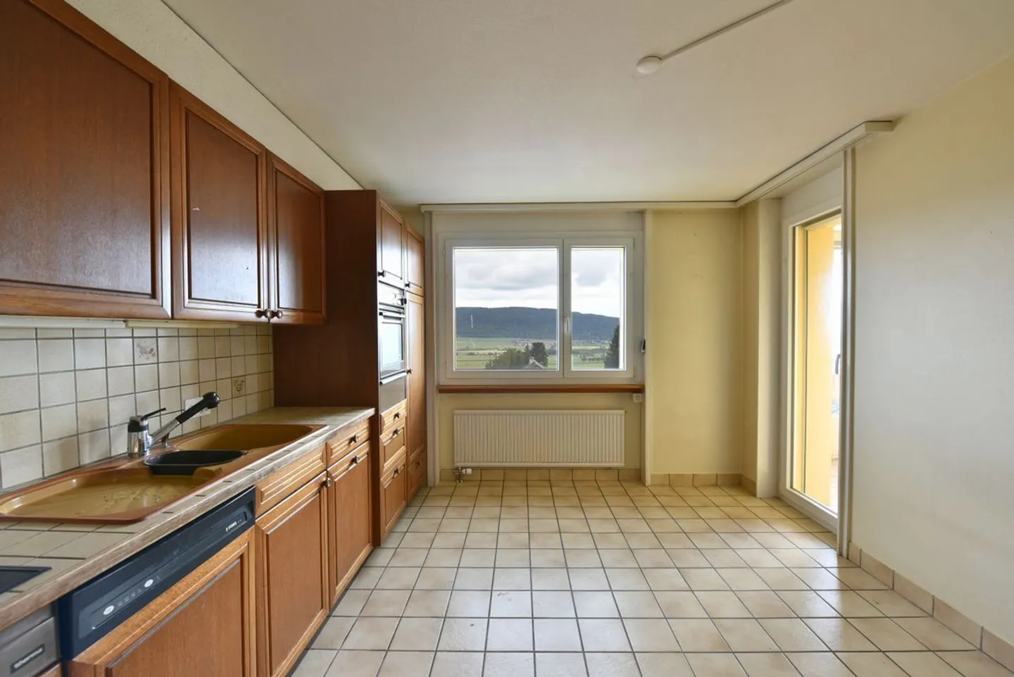 Helle 4,5-Zimmer-Wohnung mit Balkon und Parkplatz - Foto 2 von 6