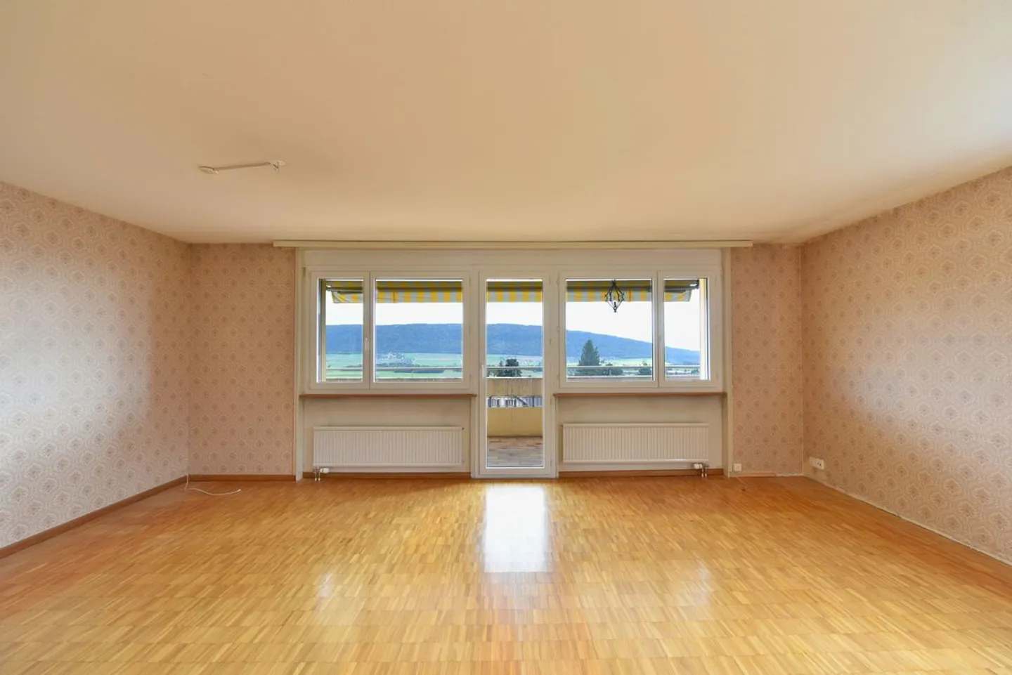 Helle 4,5-Zimmer-Wohnung mit Balkon und Parkplatz - Foto 4 von 6