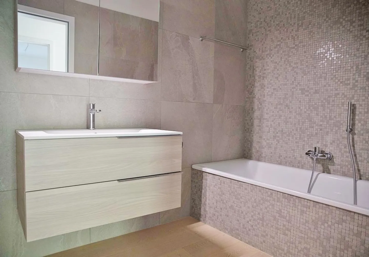 Montagnola, geräumige und moderne 4.5-Zimmer-Wohnung mit privatem Garten - Foto 6 von 20
