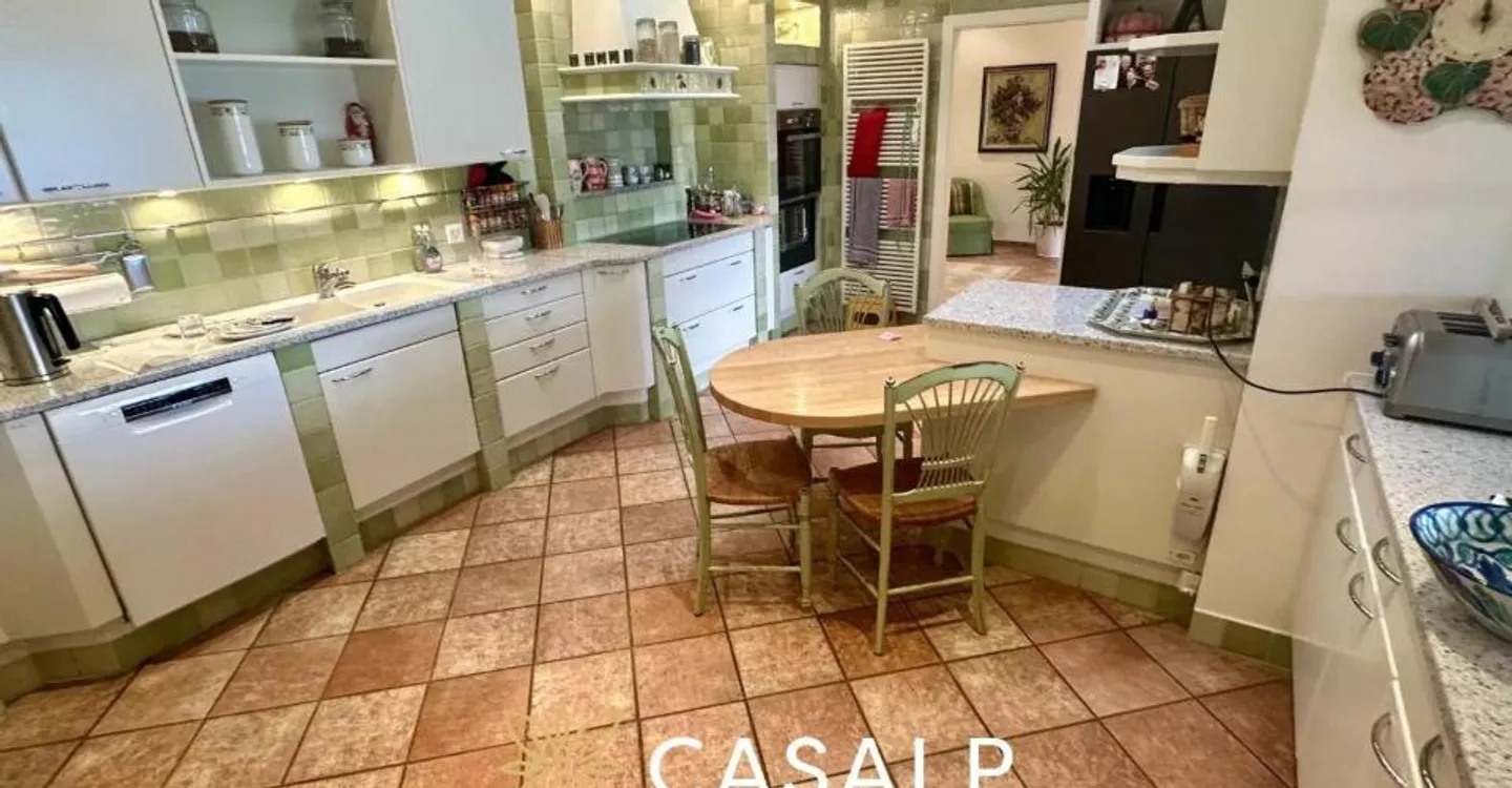 Ampio attico di lusso con piscina interna - Foto 10 di 11