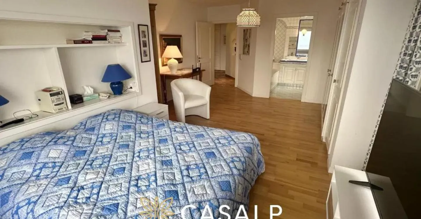Ampio attico di lusso con piscina interna - Foto 11 di 11