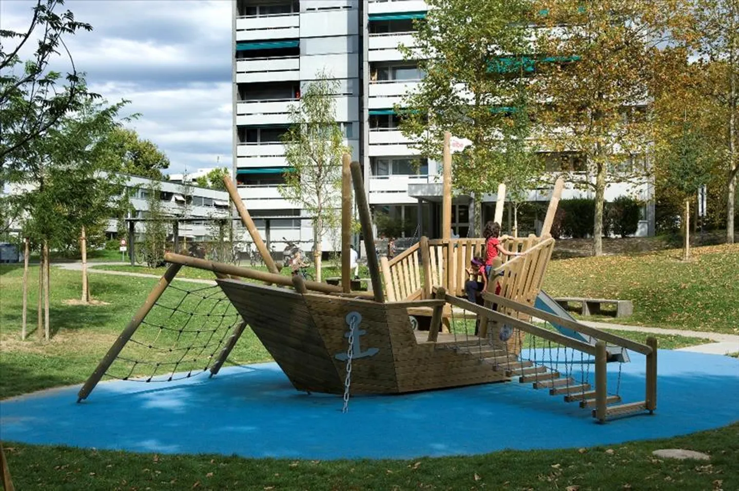 Vivre près de la piscine Eglisee et de la gare Badischer! - Photo 2 sur 5