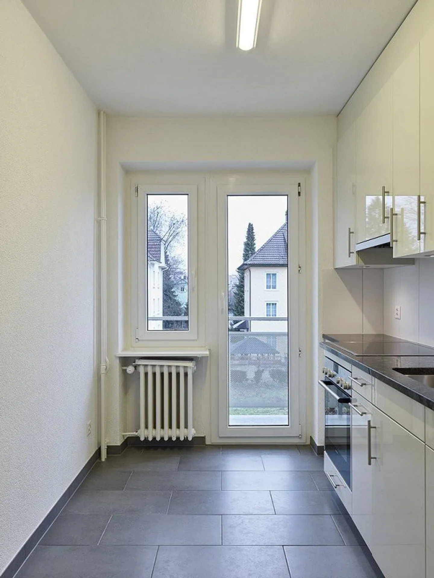 Appartement 2 pièces dans un emplacement verdoyant - Photo 3 sur 8