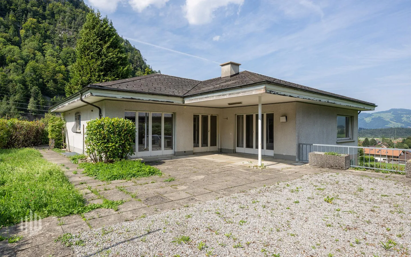 ImmoWyss - Large Single-Family Home in a Quiet Location with Great Potential - Photo 1 of 2