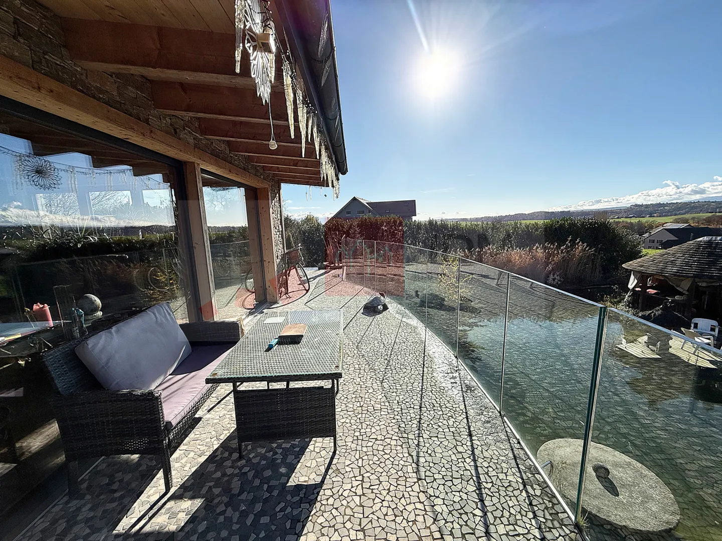 Magnifique propriété de 10,5 pièces, offrant un agréable cadre de vie  - Photo 3 sur 5