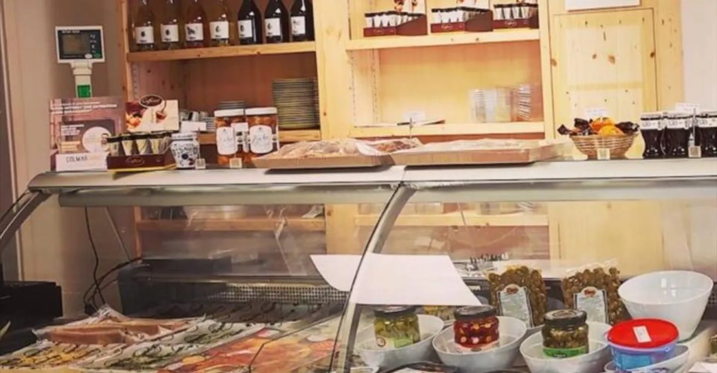 Mixed-use building for rent - Photo 1 of 2