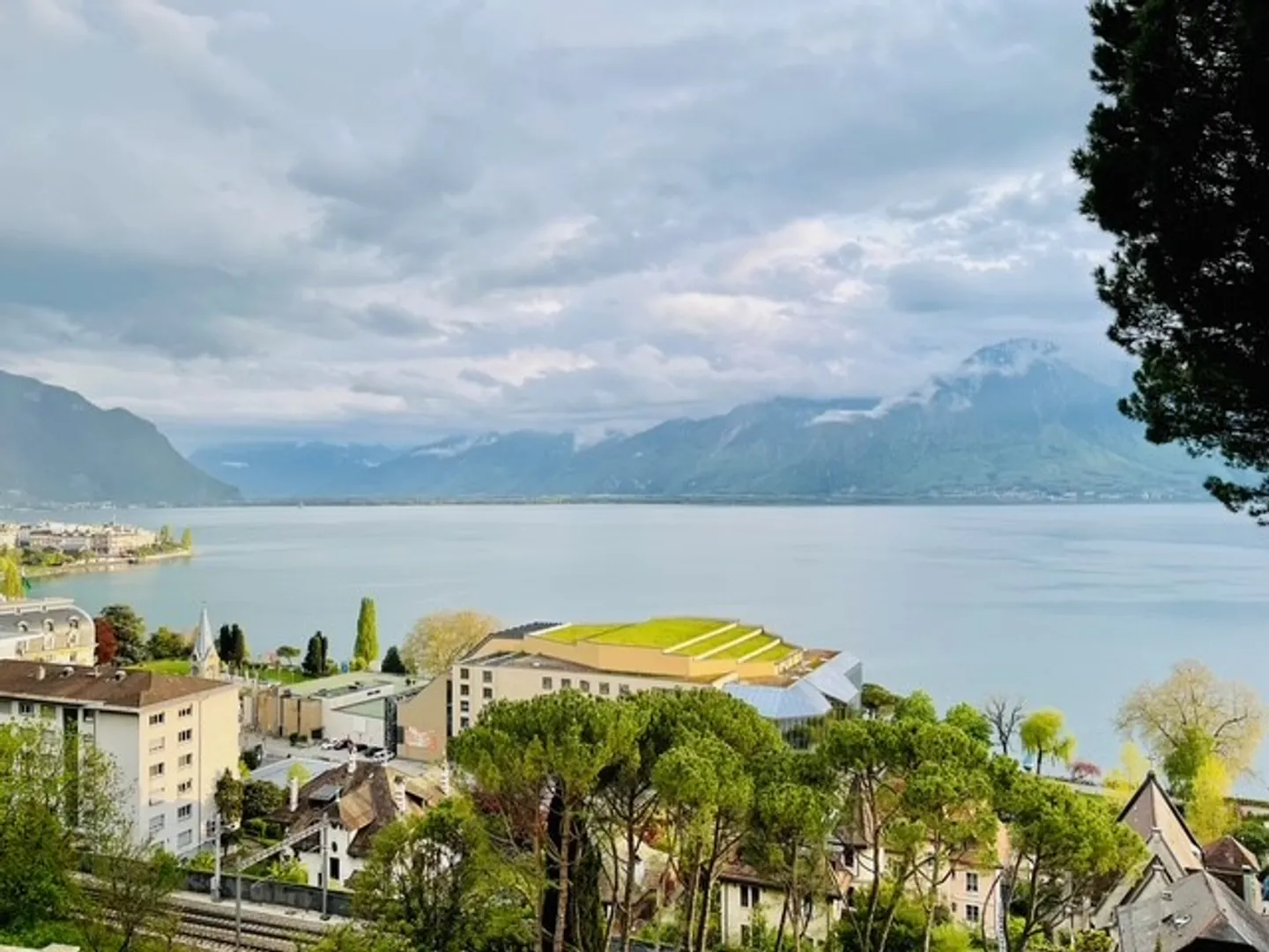 Bell'appartamento con una vista mozzafiato sul lago e sulle montagne. - Foto 2 di 11
