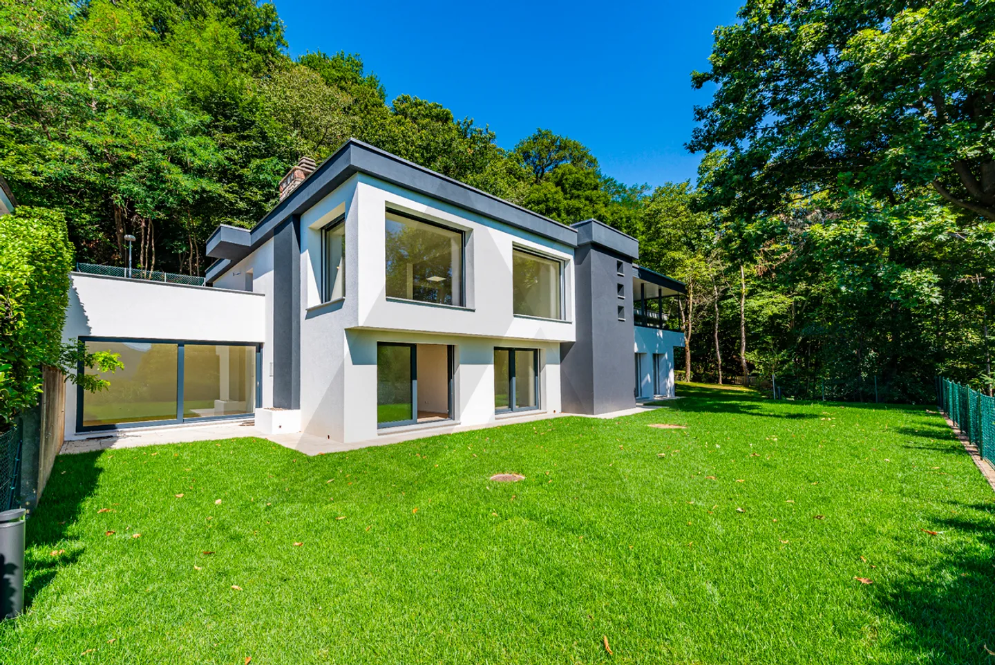 VILLA ULTIMATA IMMERSA NEL VERDE CON VISTA PANORAMICA - Foto 1 di 15