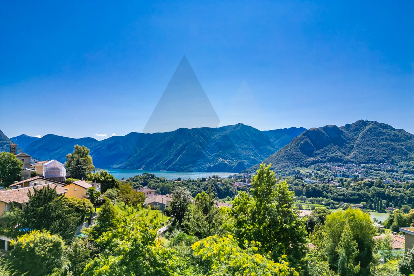 VILLA ULTIMATA IMMERSA NEL VERDE CON VISTA PANORAMICA - Foto 2 di 15