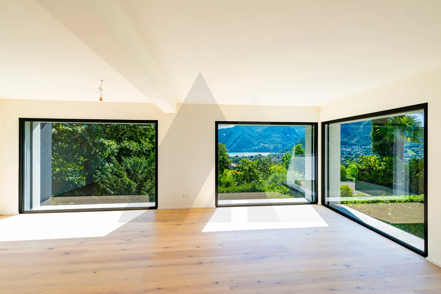 VILLA ULTIMATA IMMERSA NEL VERDE CON VISTA PANORAMICA - Foto 5 di 15