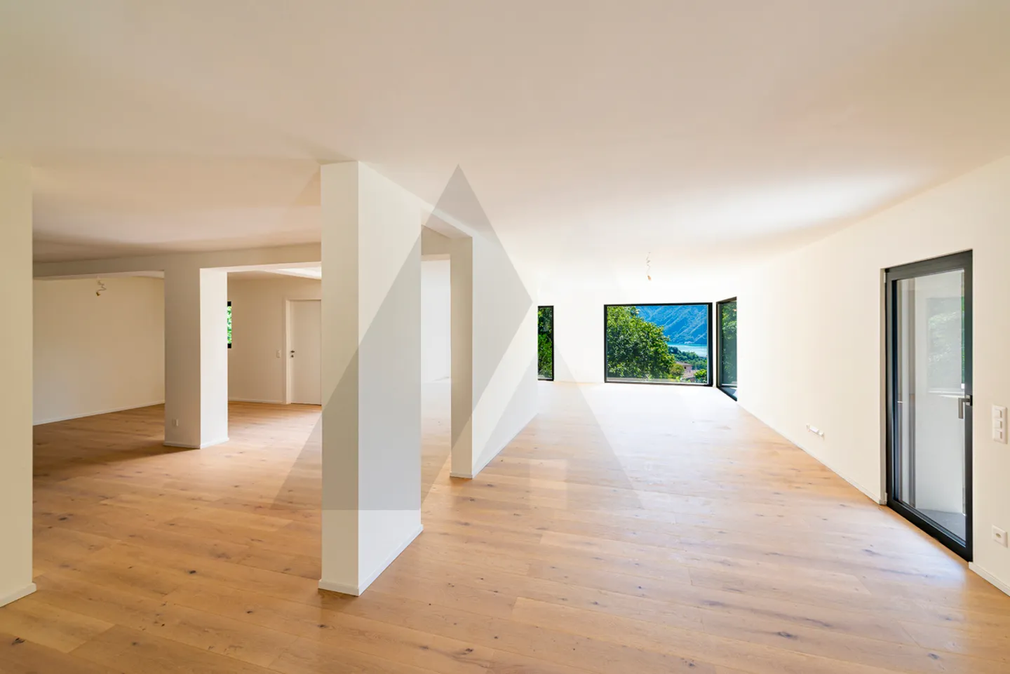 VILLA ULTIMATA IMMERSA NEL VERDE CON VISTA PANORAMICA - Foto 7 di 15