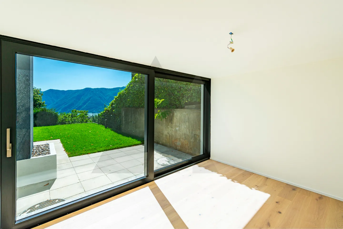 VILLA ULTIMATA IMMERSA NEL VERDE CON VISTA PANORAMICA - Foto 13 di 15