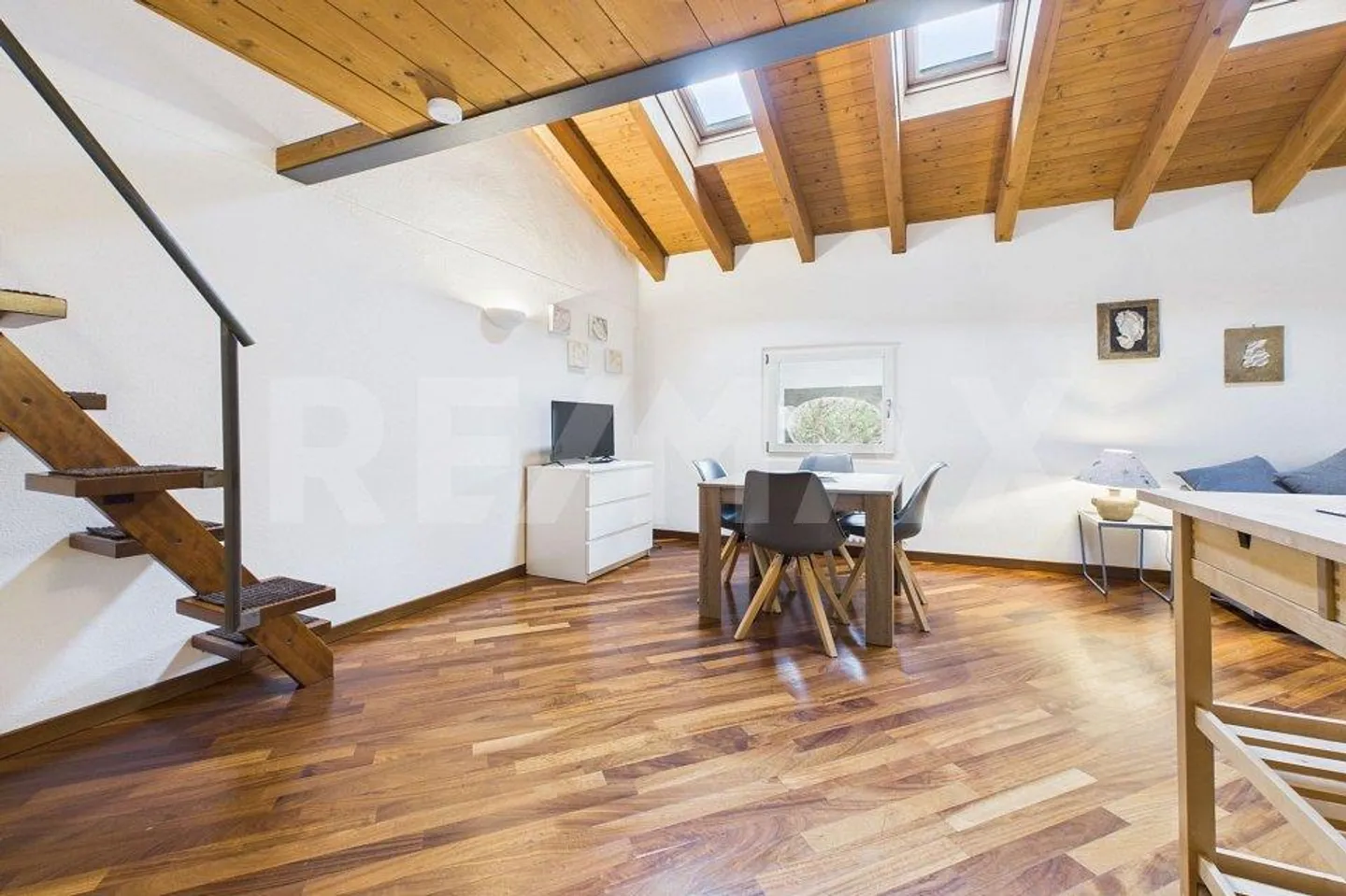 Appartement meublé de 1½ pièces avec mezzanine et vue sur le lac - Photo 2 sur 13