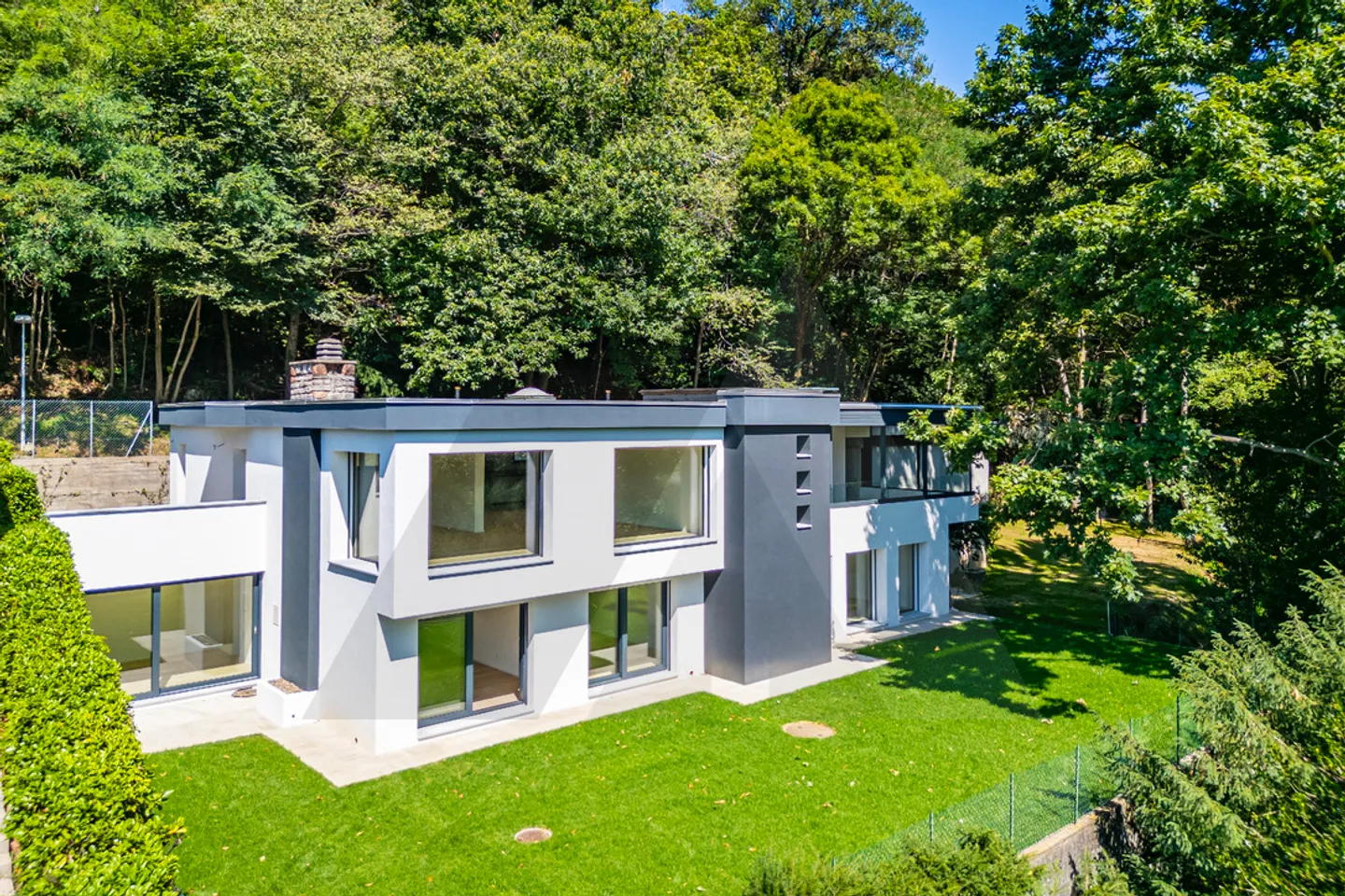 VILLA ULTIMATA IMMERSA NEL VERDE CON VISTA PANORAMICA - Foto 3 di 15