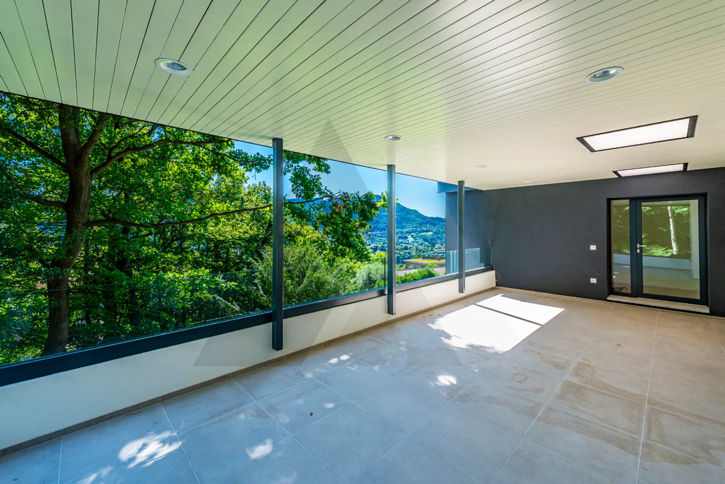 VILLA ULTIMATA IMMERSA NEL VERDE CON VISTA PANORAMICA - Foto 4 di 15