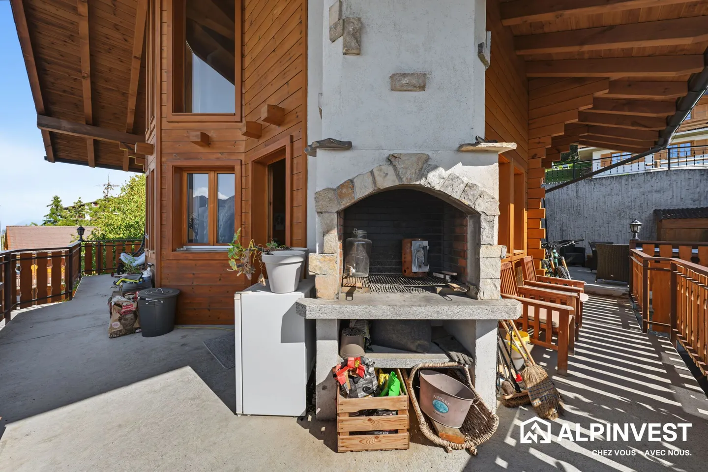 Chalet with Stunning Views - Photo 11 of 13