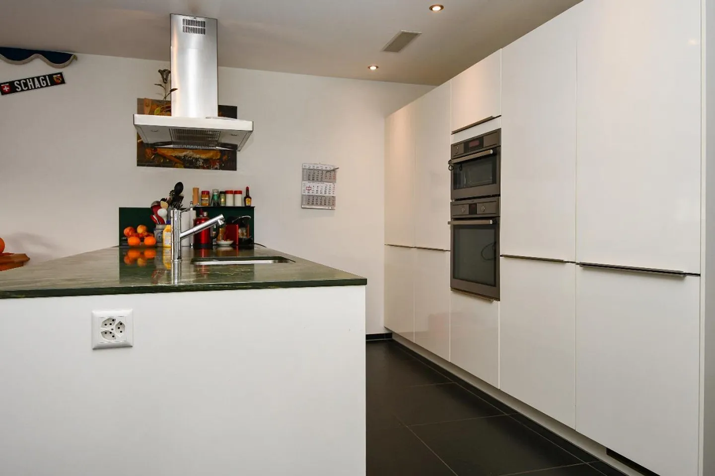 Spacious 4.5-Room Apartment - Photo 2 of 9