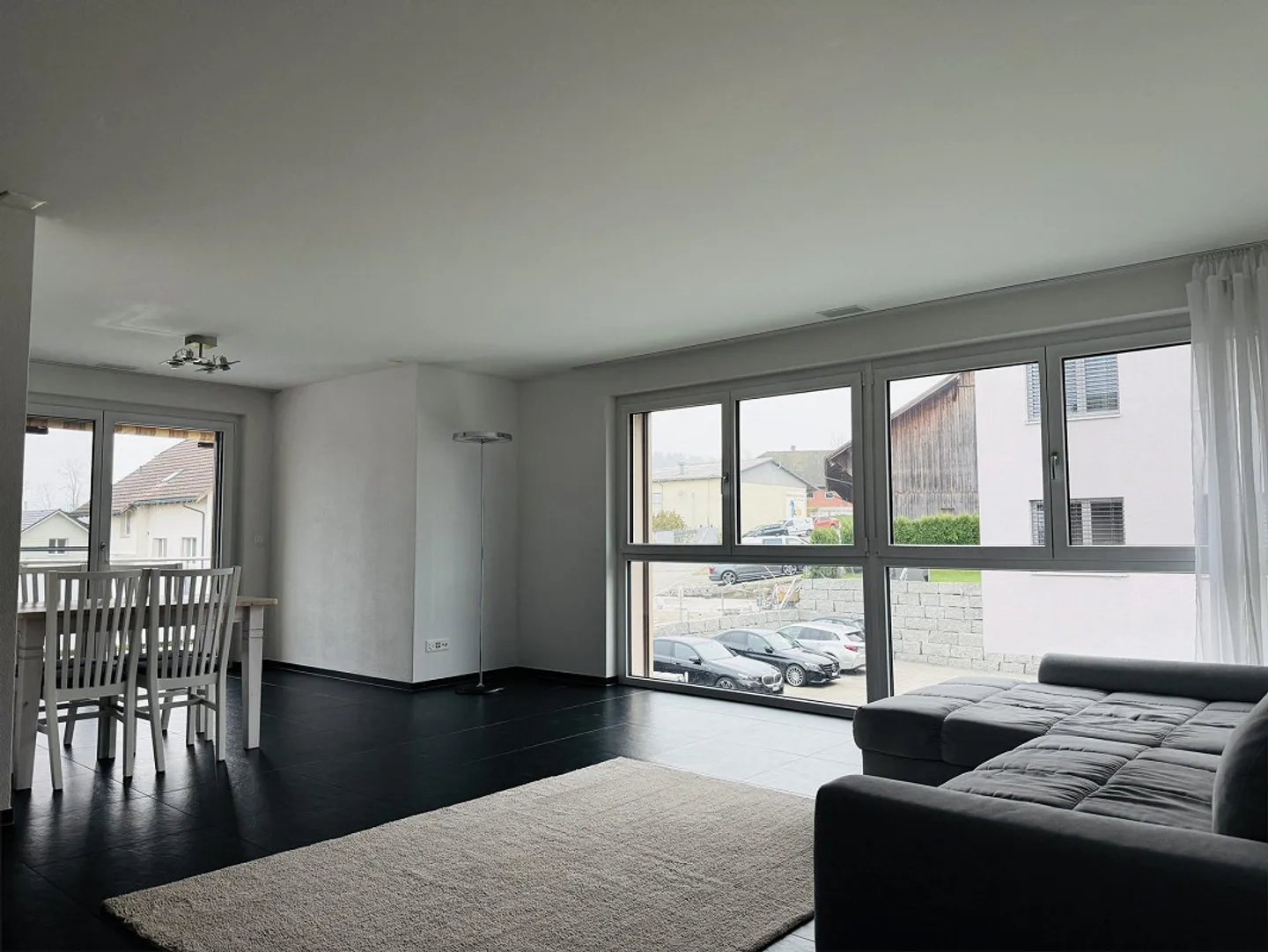 Spacious 4.5-Room Apartment - Photo 3 of 9