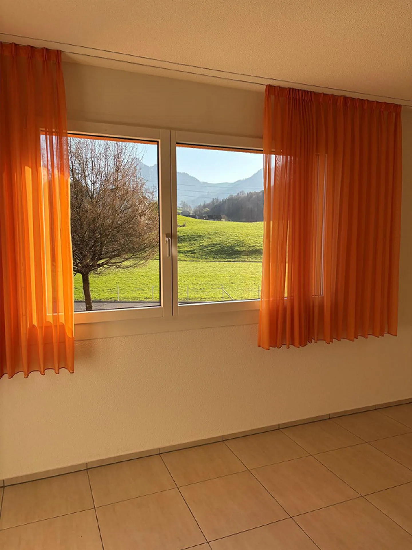 Luminosi uffici e studi da 12 m2 in posizione centrale a Sarnen - Foto 1 di 8