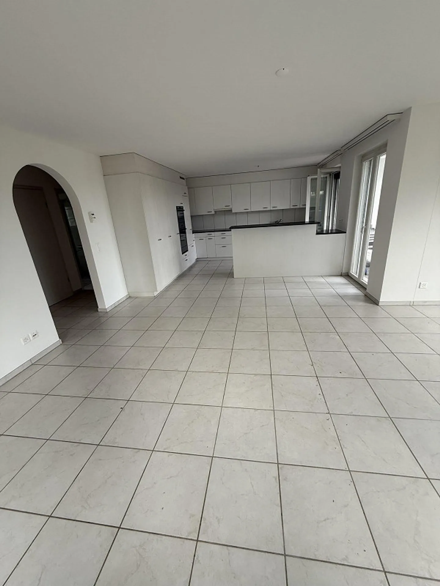 Ampia casa unifamiliare di 7,5 stanze in una posizione tranquilla a Tägerig - Foto 4 di 18