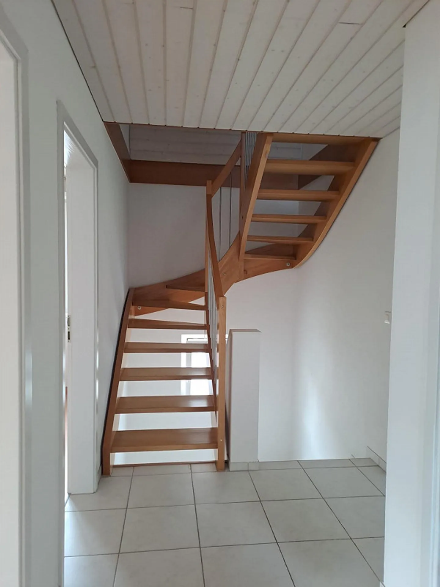 Ampia casa unifamiliare di 7,5 stanze in una posizione tranquilla a Tägerig - Foto 7 di 18