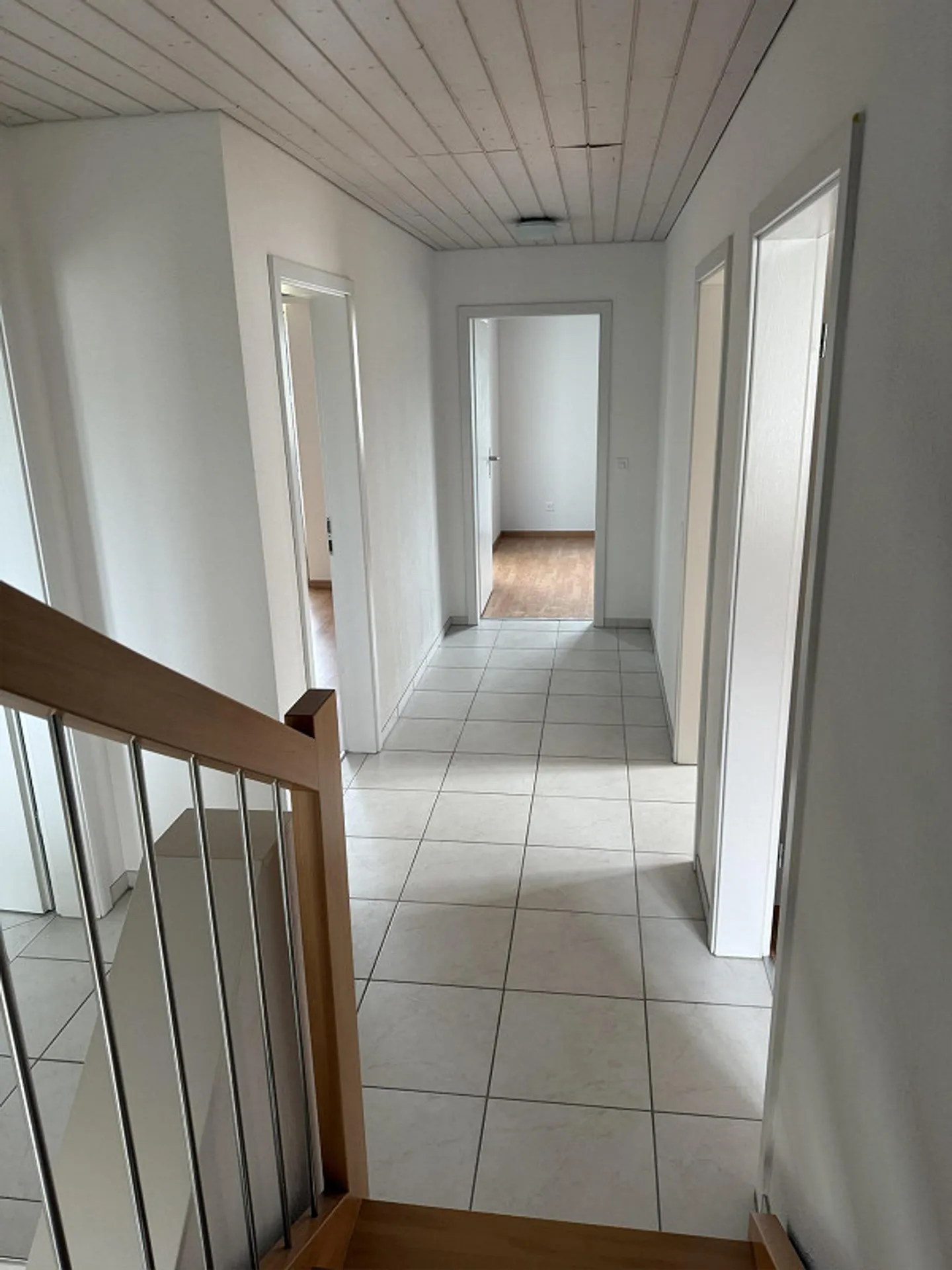 Ampia casa unifamiliare di 7,5 stanze in una posizione tranquilla a Tägerig - Foto 11 di 18