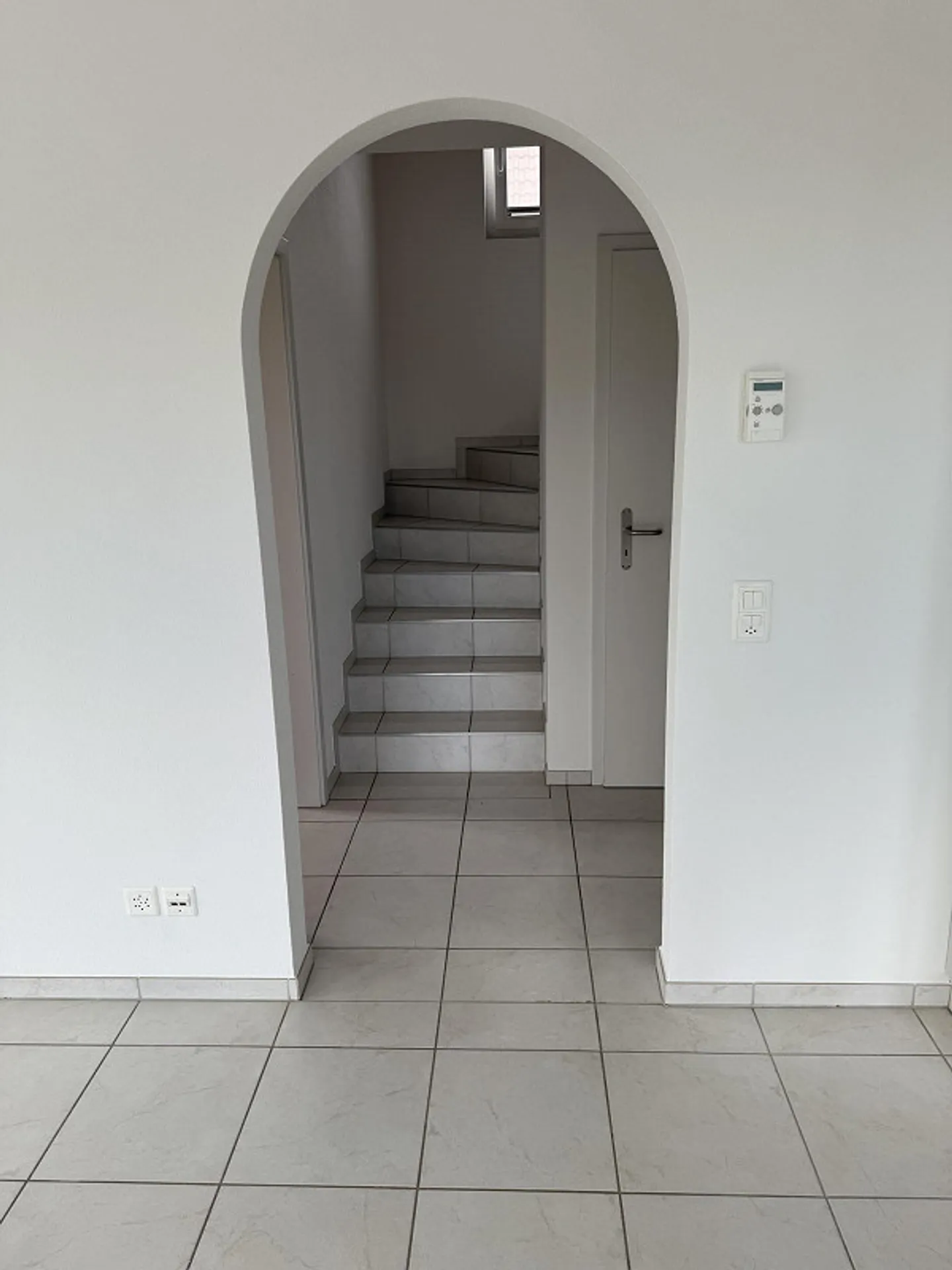 Ampia casa unifamiliare di 7,5 stanze in una posizione tranquilla a Tägerig - Foto 12 di 18