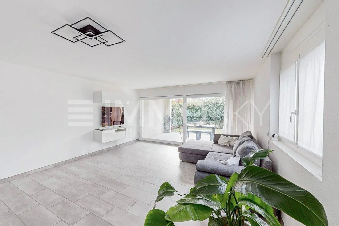 Piacevolmente luminoso con terrazzo e ampio giardino recintato - Foto 2 di 5