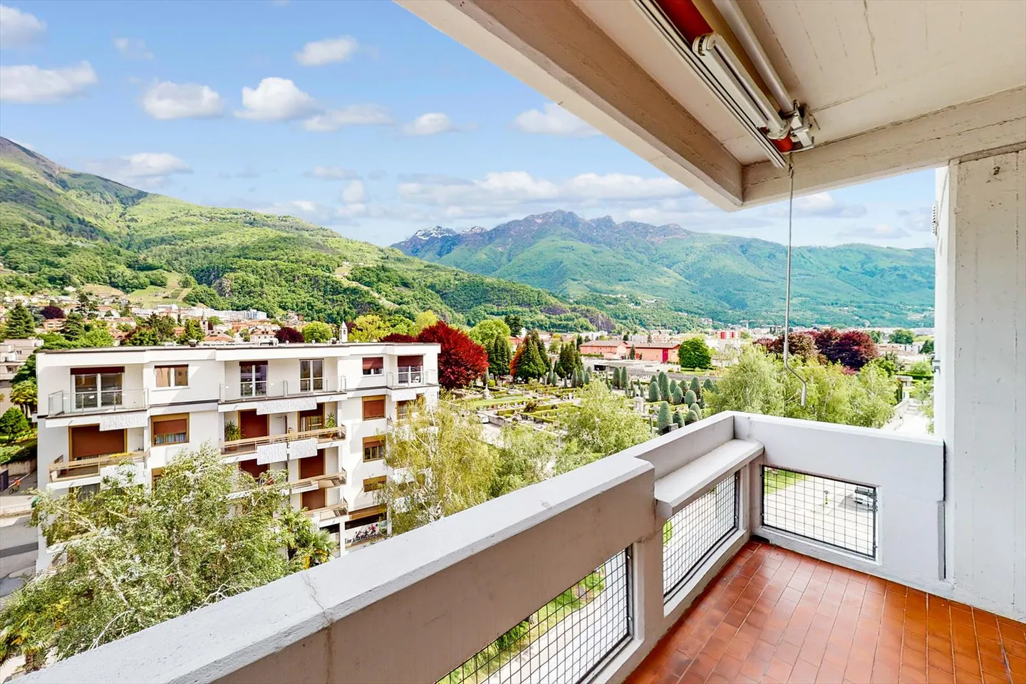 Practical 3.5 rooms with a view - Photo 1 of 11