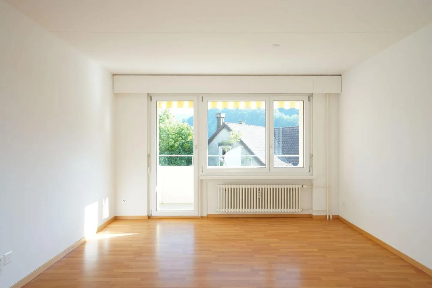 Appartement lumineux et confortable de 2,5 pièces avec balcon - Photo 2 sur 12