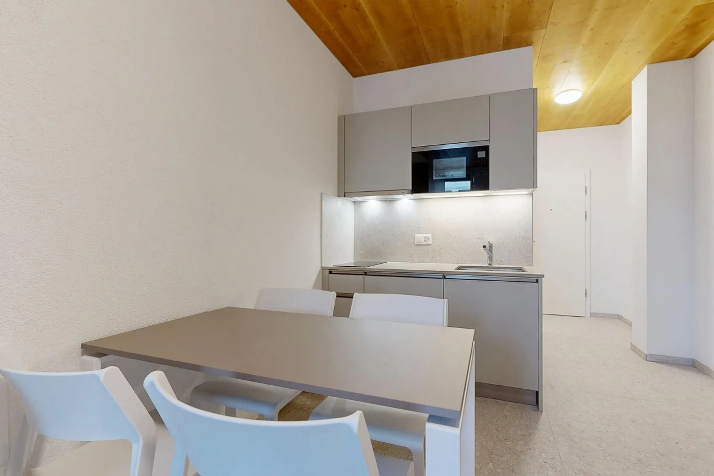 Un monolocale arredato - Buono TL di CHF 300.00 offerto! - Foto 2 di 7