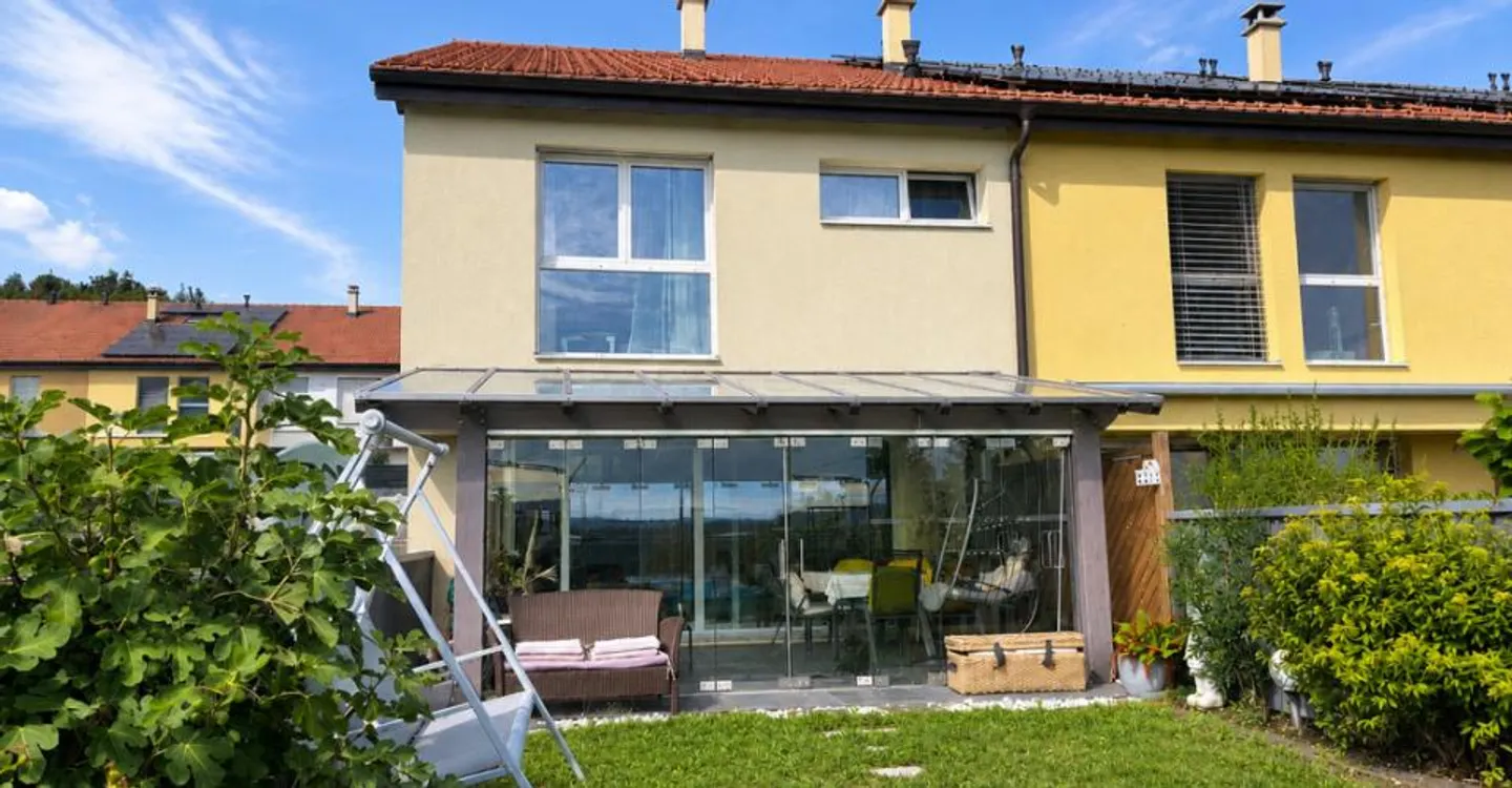 Reihenhaus mit 5,5 Zimmern - Foto 2 von 11