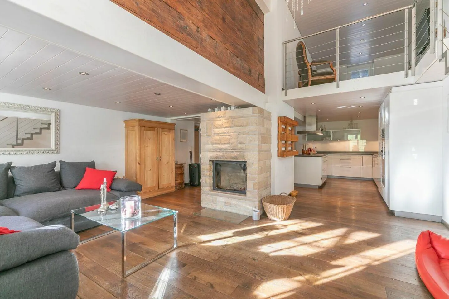 7.5-Room Single-Family House with Surroundings - Photo 2 of 16