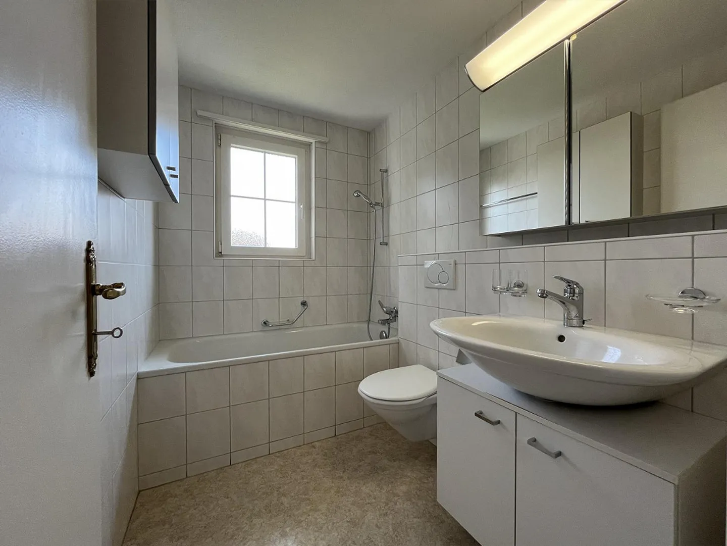 Well-maintained apartment in a family-friendly neighborhood - Photo 4 of 8