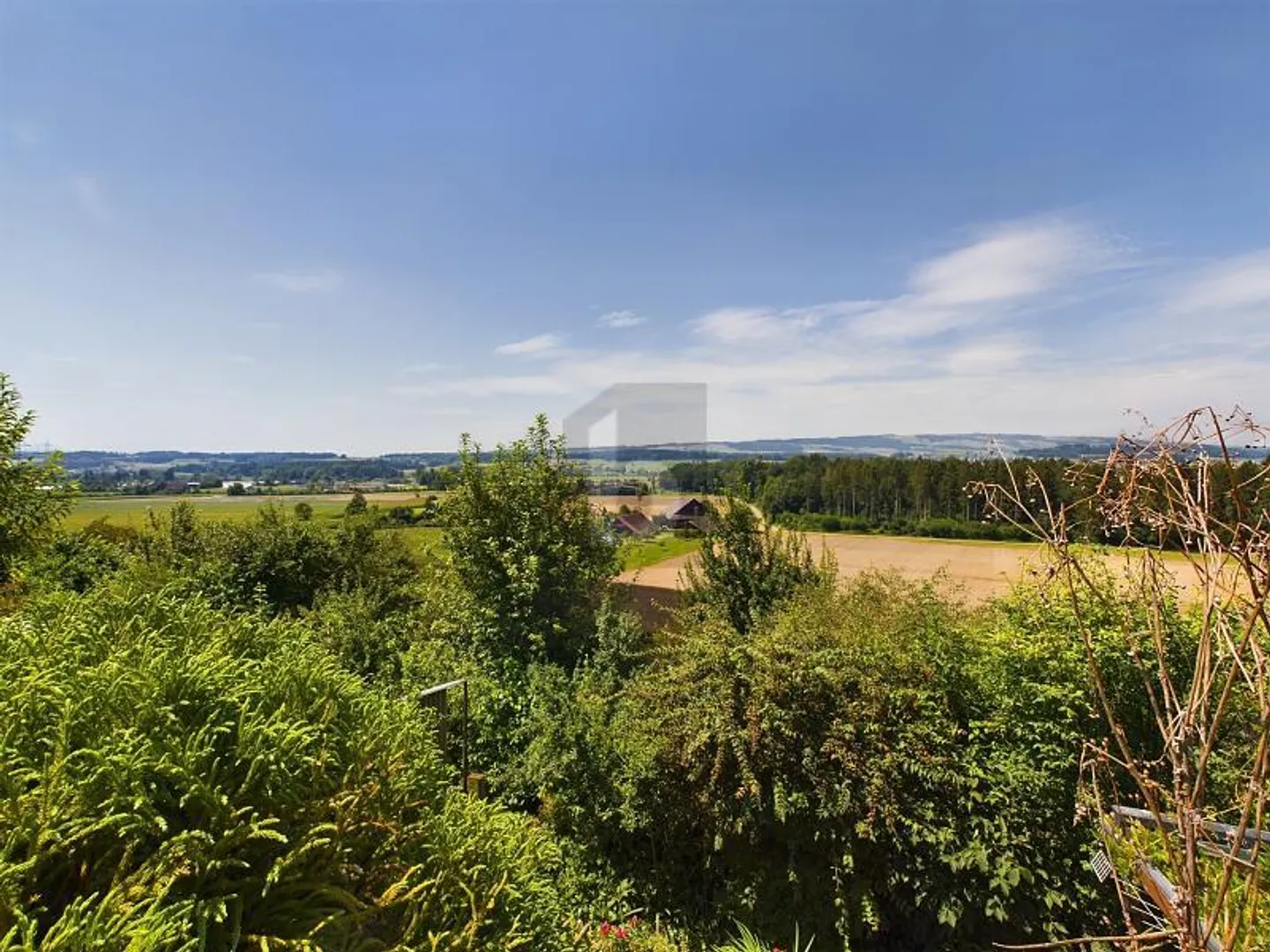 NEUWERTIG, MIT WUNDERSCHÖNER FERNSICHT - Foto 1 von 6