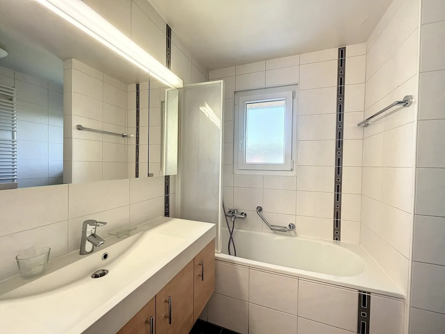Spacious Apartment with Balcony - Photo 8 of 11
