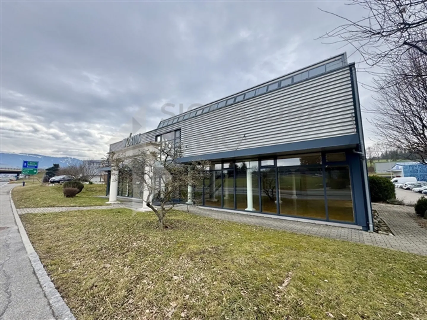 Ampio e bel locale in affitto - Foto 2 di 12