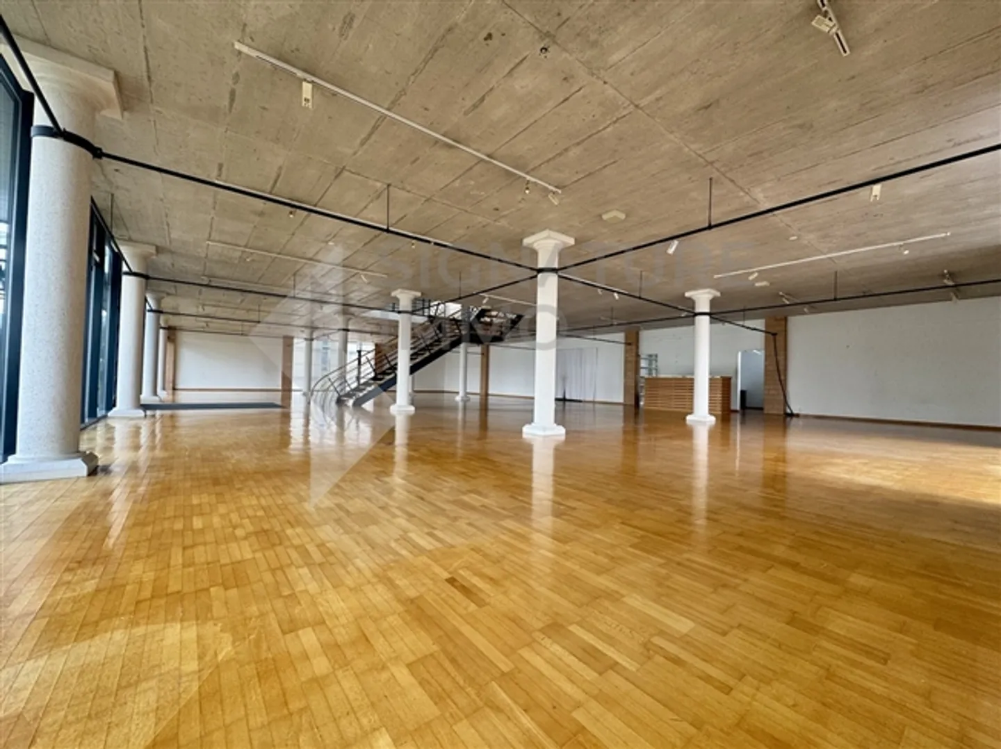 Ampio e bel locale in affitto - Foto 1 di 12