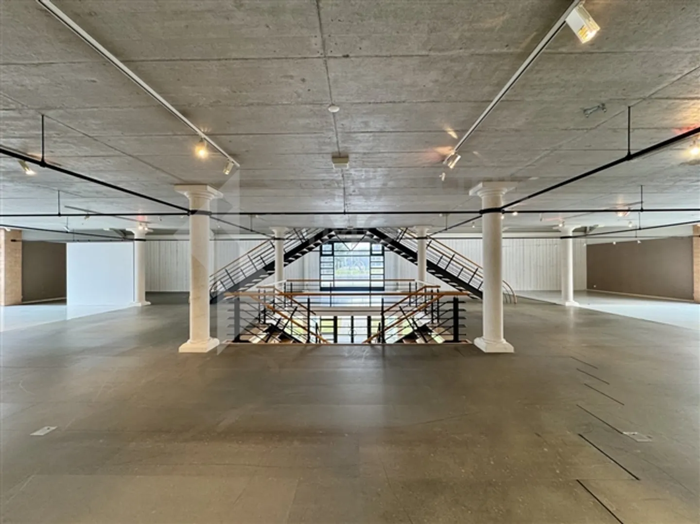 Ampio e bel locale in affitto - Foto 7 di 12