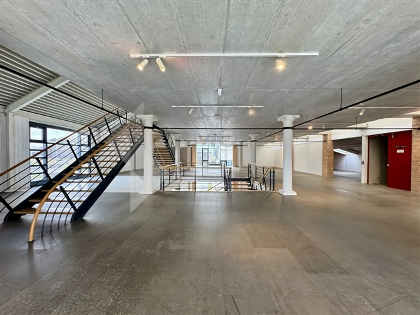 Ampio e bel locale in affitto - Foto 8 di 12