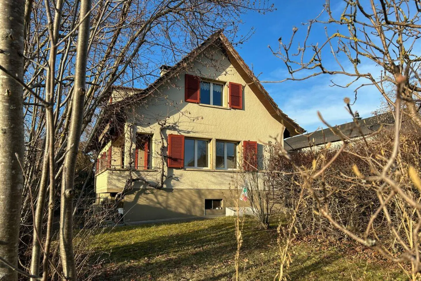 Detached Single-Family Home - Photo 2 of 12