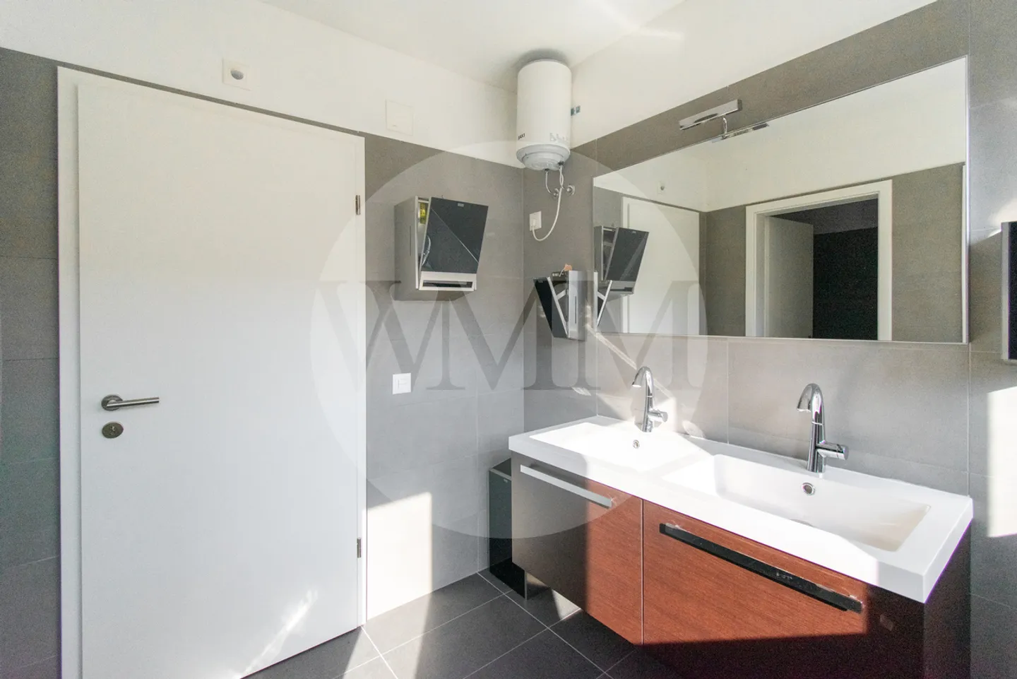 BRIGHT OPEN SPACE IN STRATEGIC LOCATION - Photo 5 of 11