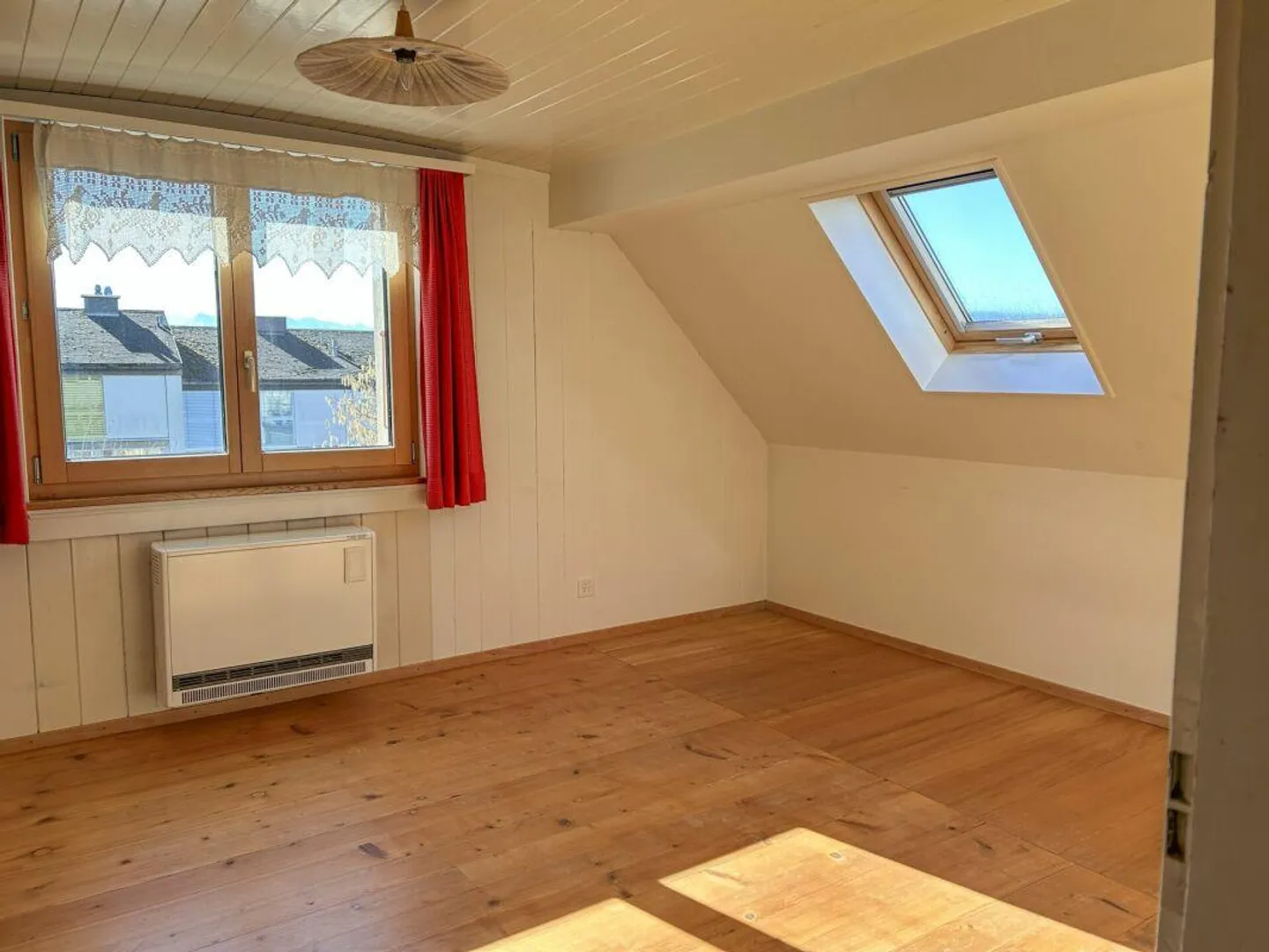 Detached Single-Family Home - Photo 7 of 12