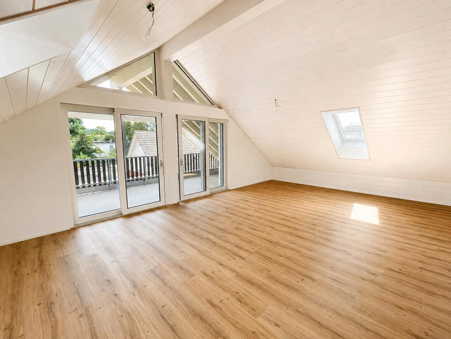 Exclusive 3.5-room penthouse apartment with direct lift access - Photo 1 of 8