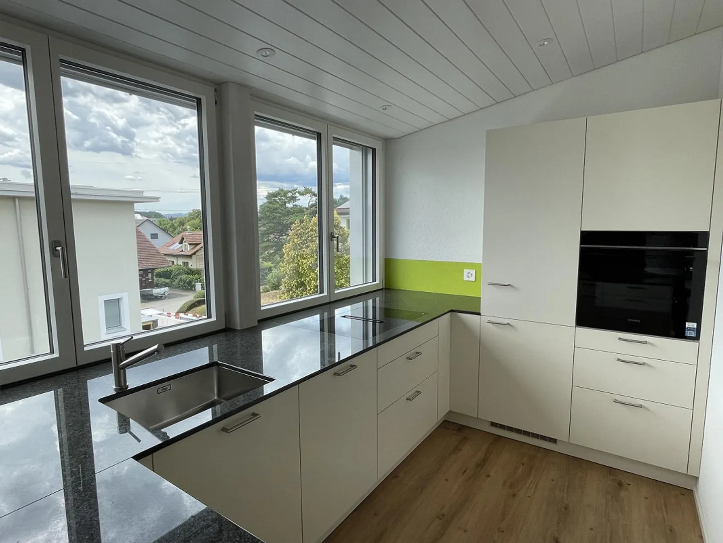 Exclusive 3.5-room penthouse apartment with direct lift access - Photo 2 of 8