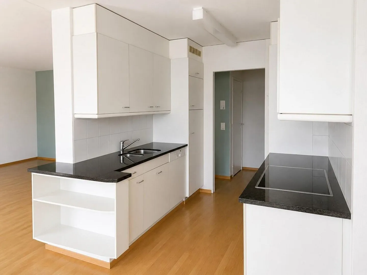 Attractive 4½-room apartment with two balconies, parking space - Photo 3 of 17