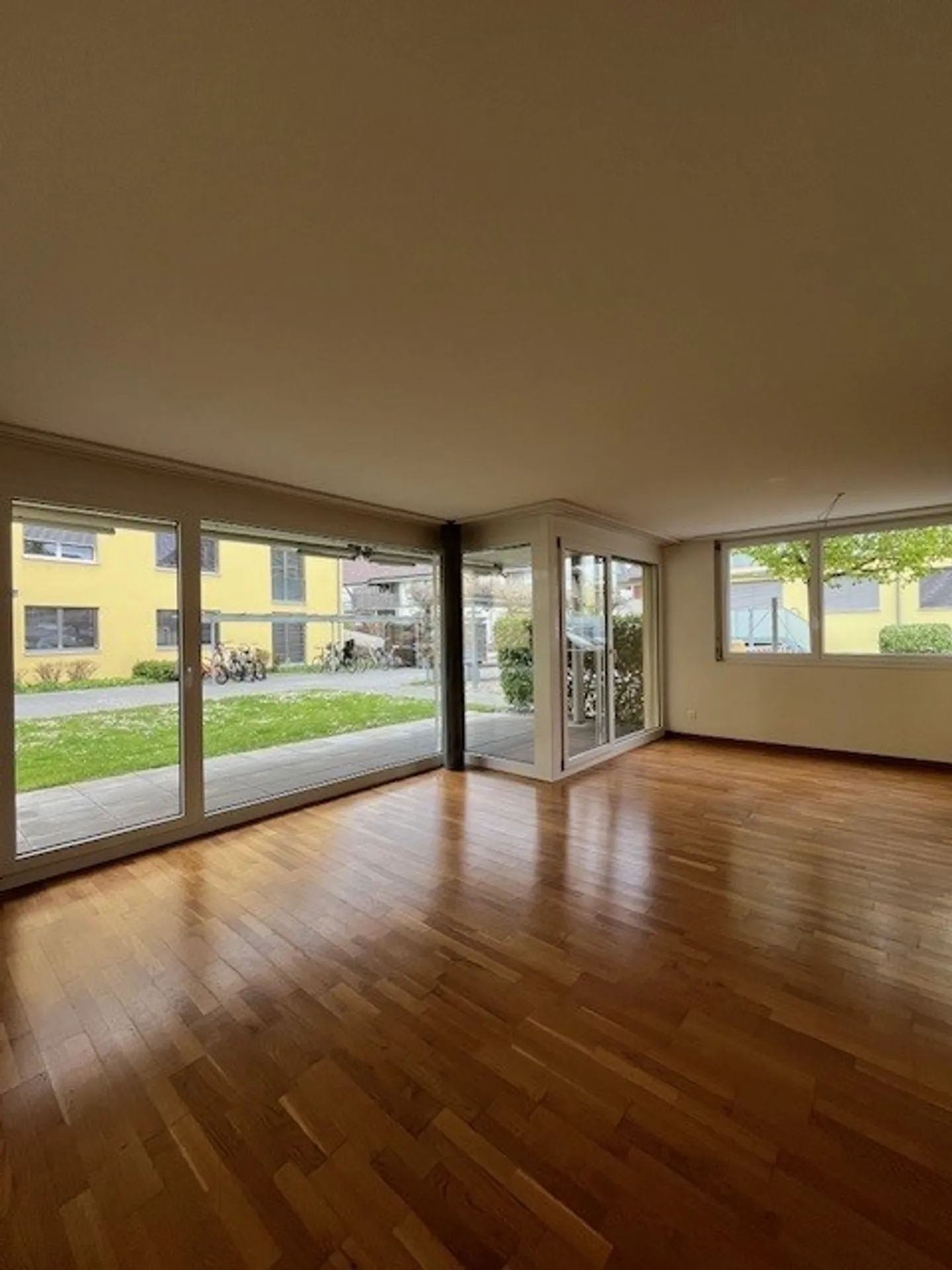Appartamento familiare di 4,5 locali al piano terra con terrazza in affitto - Foto 6 di 13