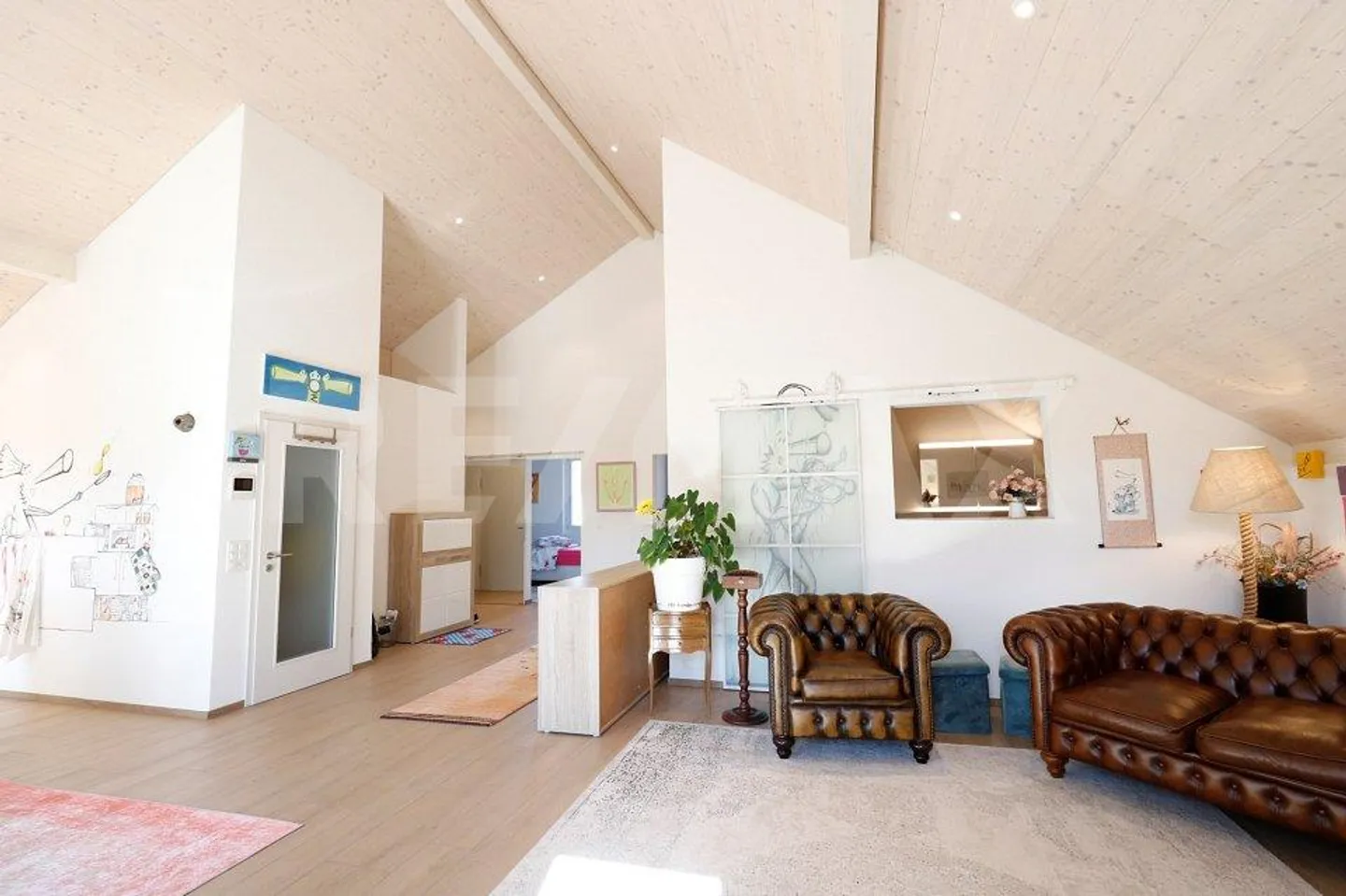 Charmante, moderne Dachwohnung mit aussergewöhnlichem Raumgefühl - Foto 4 von 12