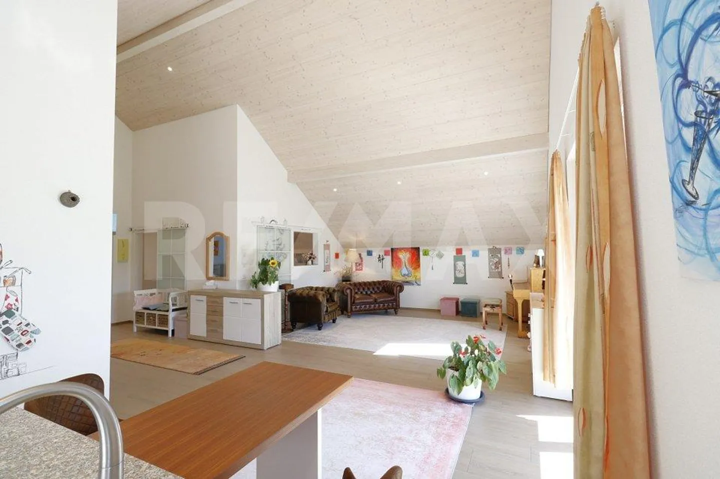 Charmante, moderne Dachwohnung mit aussergewöhnlichem Raumgefühl - Foto 2 von 12